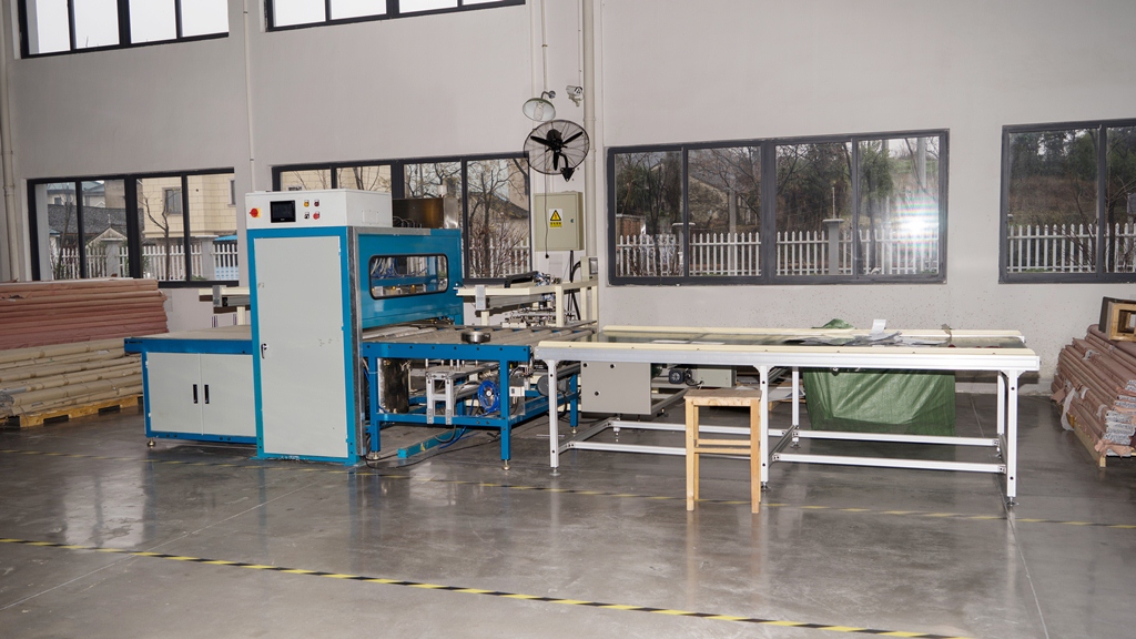 Automatic spray adhesive tape board machine